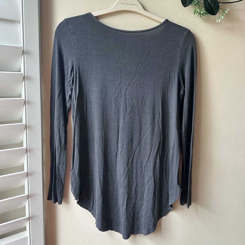 AE Gray Crisscross Long Sleeve Top - Picture 7 of 7